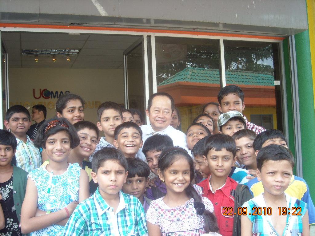 Kids with Priyanshi Somani and Prof Dr Dino Wong